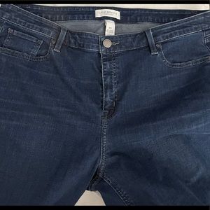 NWOT (has size sticker) LANE BRYANT MID-RISE SUPERSTRETCH STRAIGHT LEGGED JEANS
